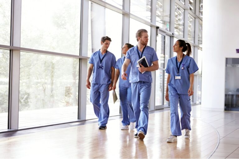 How to Choose the Best Men’s Scrubs for Healthcare Work