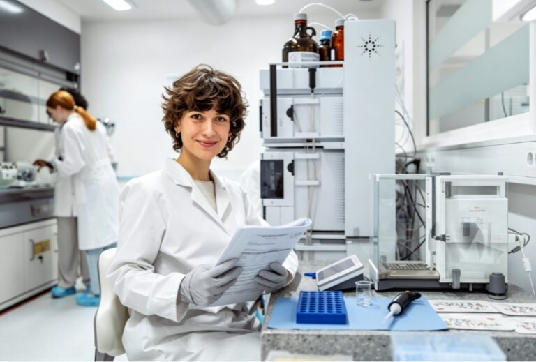 How to Choose a White Lab Coat That Resists Stains & Wrinkles