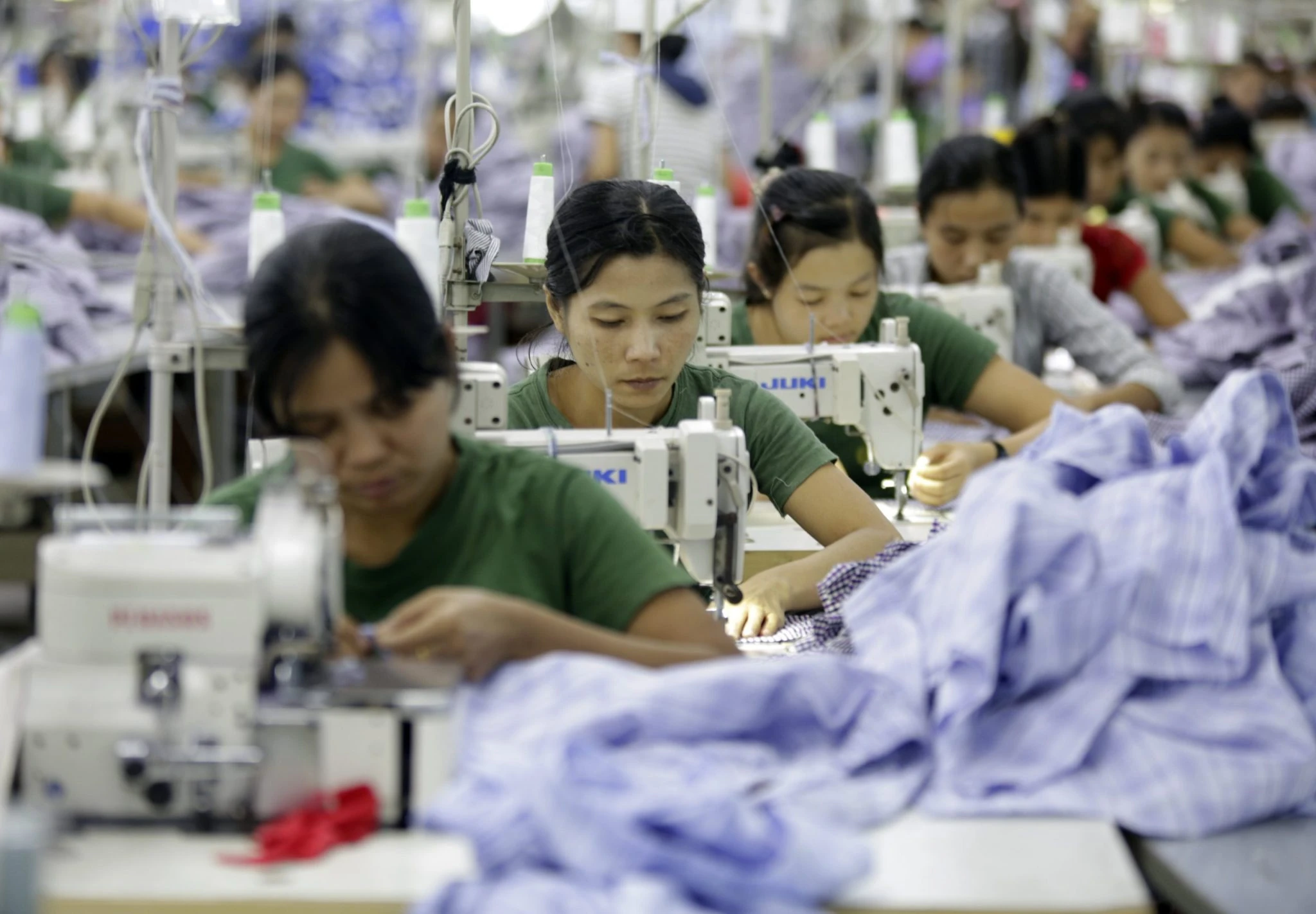 How Should Scrubs Fit for a Real Shift? When Good-Looking Sets Wear Badly插图2 Fuyi scrub production and inspection